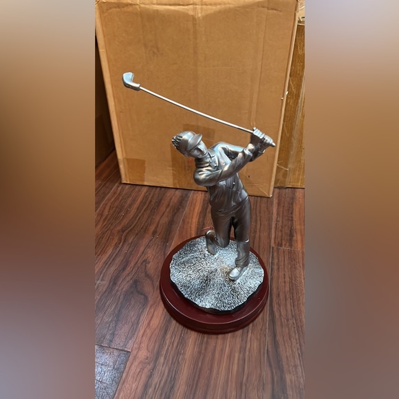 New Female Golfer Statue - Picture 1 of 3